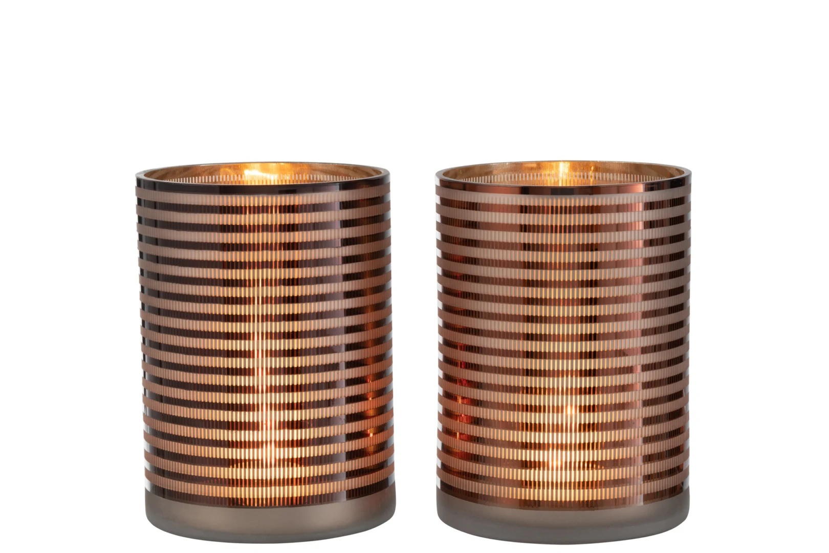 De Kaarsenhouder Orkaan Strepen Glas Bruin Groot is een cilindervormige bruine lantaarn met horizontale en verticale streepvormige uitsparingen die licht doorlaten en een warm, gloeiend effect creëren.