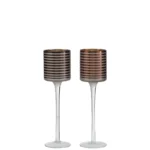 Twee Theelichthouder Op Voet Strepen Glas Bruin Klein - elegante kandelaars met hoge, heldere stelen en metallic gestreepte cilindrische bovenkant - staan naast elkaar op een witte achtergrond.