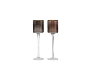Twee Theelichthouder Op Voet Strepen Glas Bruin Klein - elegante kandelaars met hoge, heldere stelen en metallic gestreepte cilindrische bovenkant - staan naast elkaar op een witte achtergrond.