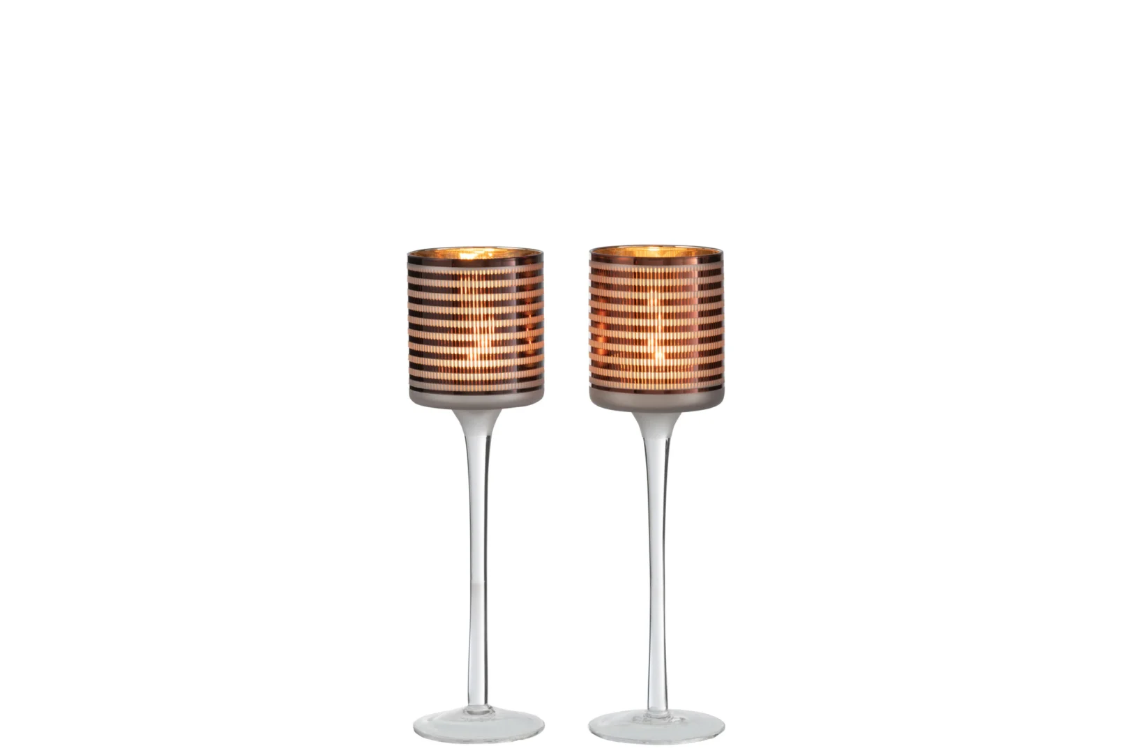 Twee kleine bruine glazen kandelaars van Theelichthouder Op Voet Strepen, met gestreepte motieven en naast elkaar staand tegen een witte achtergrond met brandende kaarsen erin.