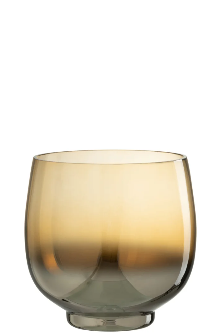 De Kaarsenhouder Orkaan Glas Rook Geel Groot is een ronde, doorschijnende glazen kandelaar met een korte voet en een kleurverloop van rookgrijs aan de onderkant naar amberkleurig aan de bovenkant, afgebeeld op een witte achtergrond.