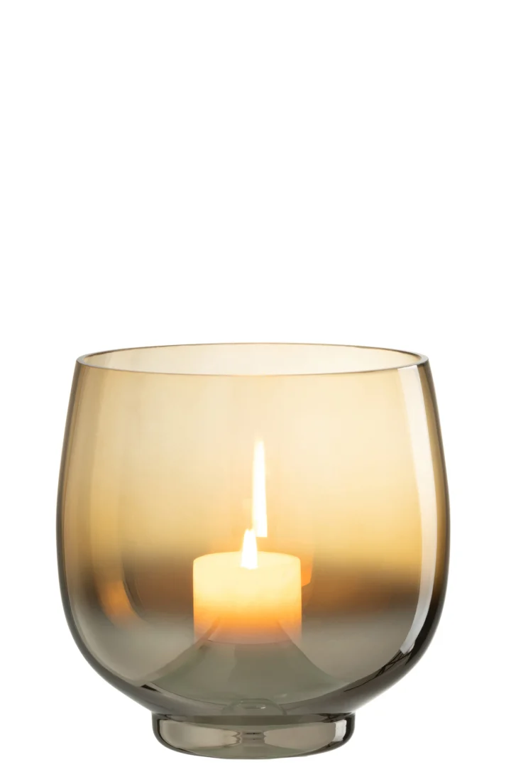 De Kaarsenhouder Orkaan Glas Rook Geel Zilver Groot is een grote, ronde glazen kandelaar met een brede opening en korte voet in rookgeel, afgebeeld met een brandende kaars erin tegen een witte achtergrond.