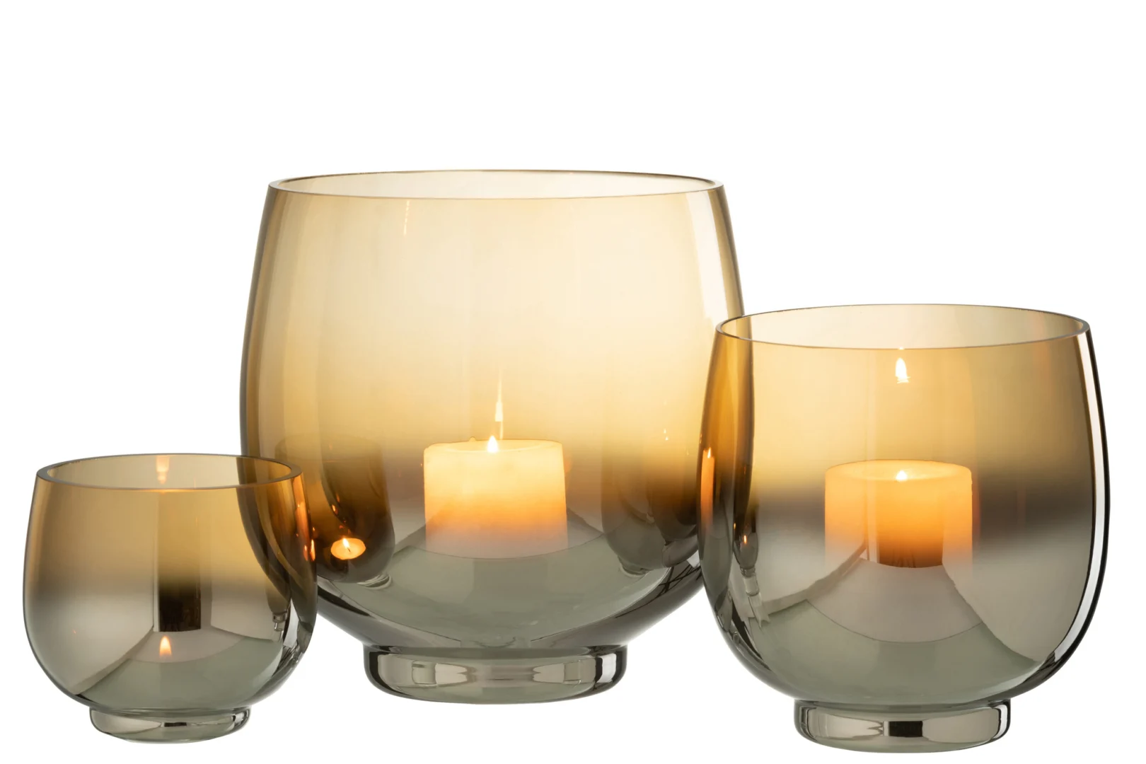 De Kaarsenhouder Orkaan Glas Rook Geel Groot is een glazen kaarsenhouder met een amberkleurig kleurverloop, ideaal om brandende kaarsen in te bewaren en een warme, gezellige sfeer te creëren tegen een witte achtergrond.