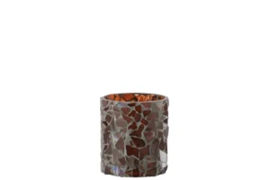 Theelichthouder Mozaïekglas Bruin Klein is een kleine cilindrische kandelaar met een onregelmatig mozaïekontwerp met reflecterende donkerbruine en zilveren glasstukjes op een witte achtergrond.