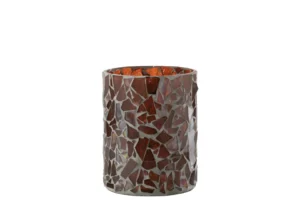 De Orkaan Mozaïekglas Bruin Medium is een cilindervormige glazen kandelaar met onregelmatige bruine en reflecterende mozaïekstukjes, waardoor een gestructureerd, glanzend oppervlak ontstaat. De binnenkant heeft een koperoranje voering voor extra warmte.