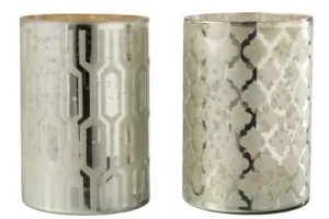 De Hurricane Glas Zilver Groot Set 2 bestaat uit twee cilindrische glazen kandelaars met reflecterende zilveren en witte afwerkingen - de ene heeft een geometrisch zeshoekig motief, de andere heeft een bloempatroon in de vorm van een quatrefoil.