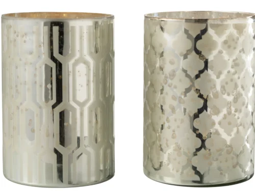 De Hurricane Glas Zilver Groot Set 2 bestaat uit twee cilindrische glazen kandelaars met reflecterende zilveren en witte afwerkingen - de ene heeft een geometrisch zeshoekig motief, de andere heeft een bloempatroon in de vorm van een quatrefoil.