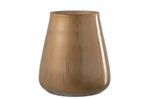 De Kaarsenhouder Hurricane Glas Antiek Bruin Groot is een hoge, gladde vaas van bruin glas met een licht taps toelopende hals, glanzende afwerking en subtiele verticale strepen.