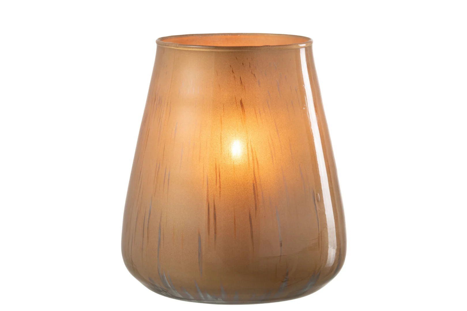 De Kaarsenhouder Hurricane Glas Antiek Bruin Groot heeft een gloeiende kaars in een doorschijnende, bruinoranje glazen houder met een licht uitlopende bovenkant en een glad oppervlak.