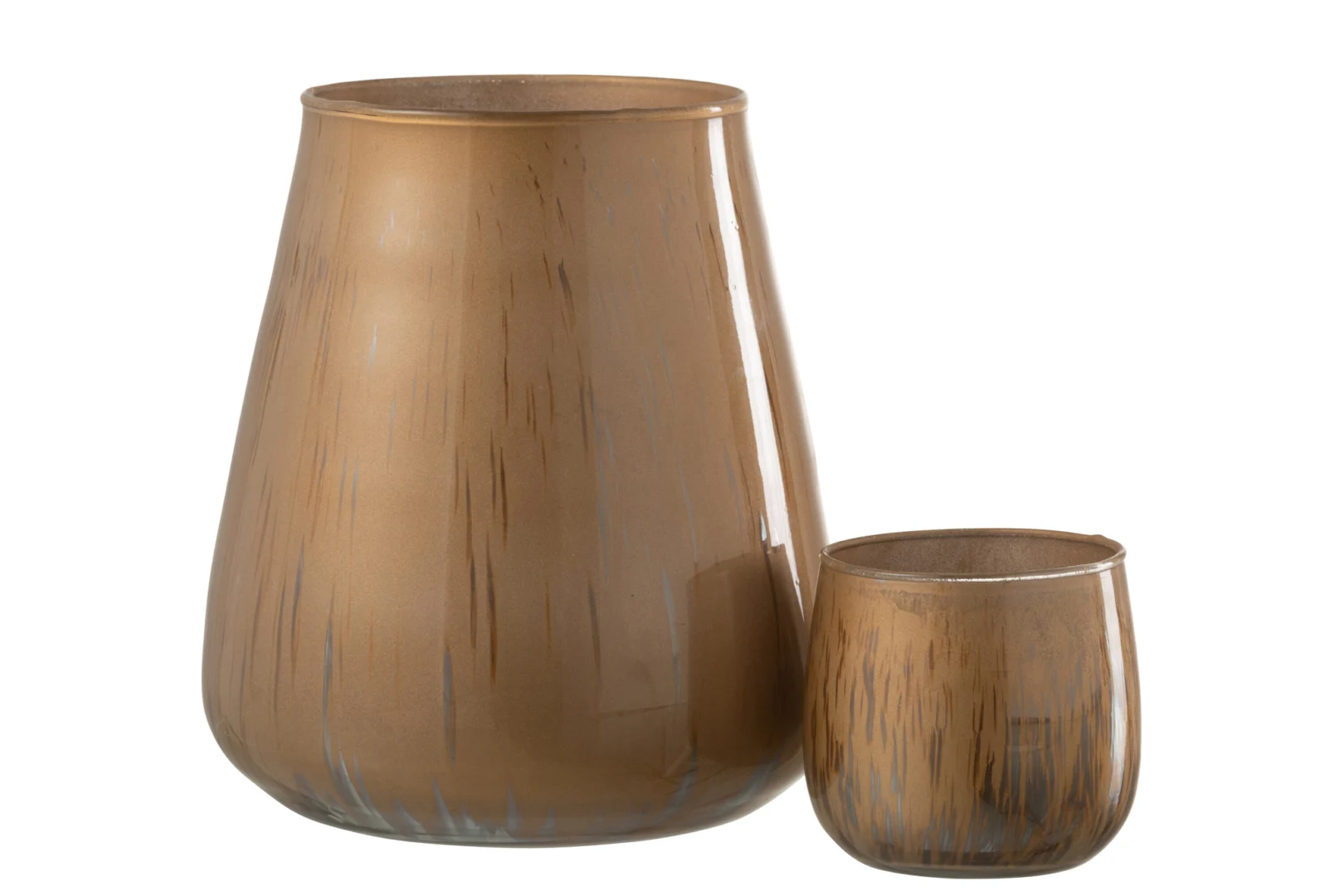 De Kaarsenhouder Hurricane Glas Antiek Bruin Groot, een hoge vaas van metallic bruin glas met een subtiel structuurpatroon, staat op een witte achtergrond.