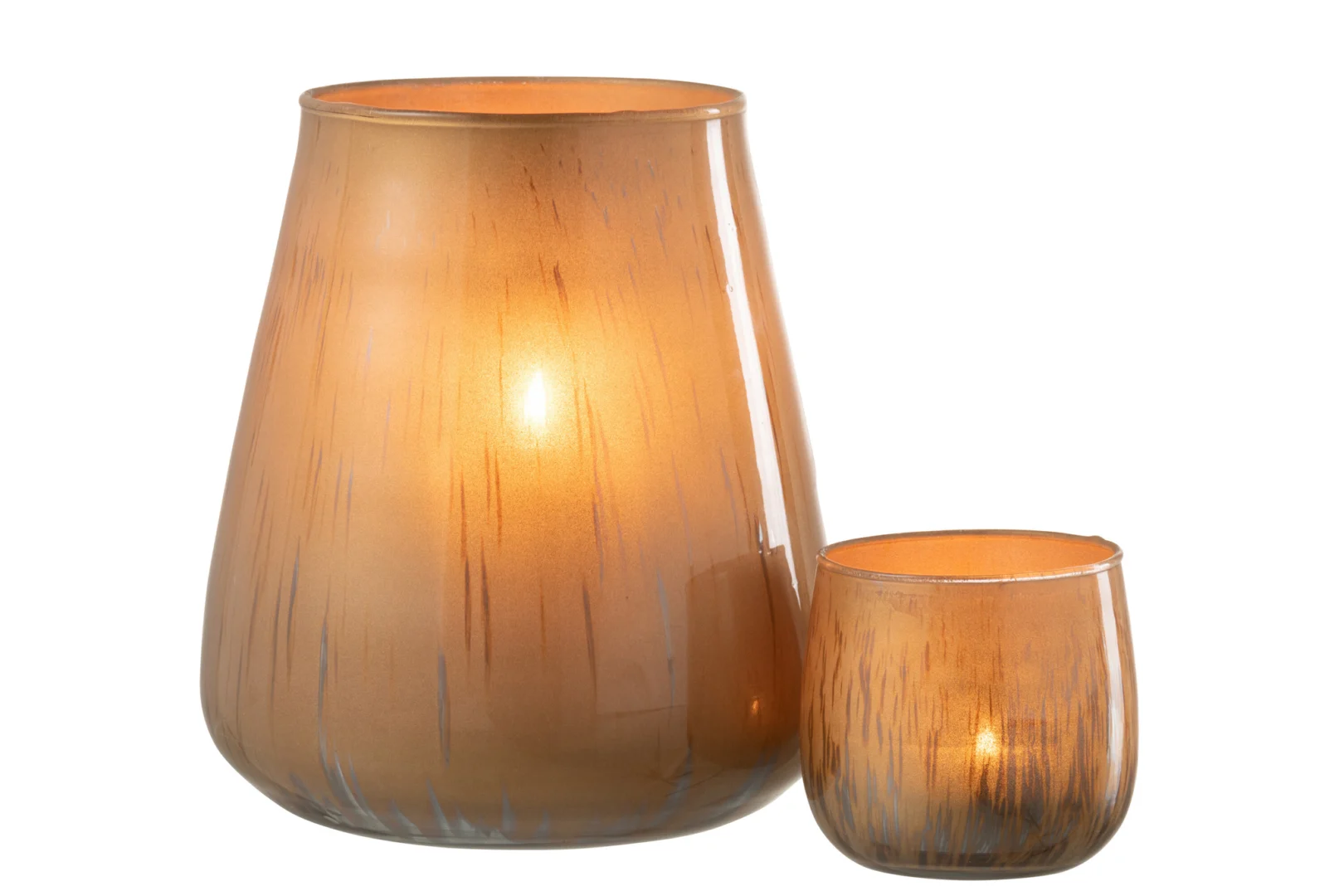 De Kaarsenhouder Hurricane Glas Antiek Bruin Groot is een amberkleurige glazen kandelaar met een subtiel structuurpatroon en een licht reflecterend oppervlak, dat warm oplicht als hij brandt.