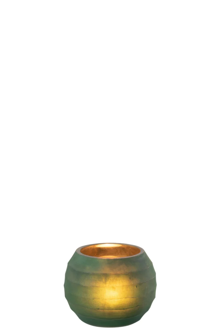 Theelichthouder Streep Glas Groen Klein: een kleine, ronde, groene glazen kandelaar met een gloeiende kaars erin, tegen een effen witte achtergrond.