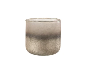 De Kaarsenhouder Orkaan Camille Glas Roze Groot is een getextureerde, doorschijnende glazen beker met een licht onregelmatige rand en een roze kleurverloop dat verloopt van donker aan de onderkant naar lichter aan de bovenkant, afgebeeld tegen een witte achtergrond.