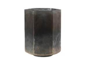 De Kaarsenhouder Orkaan Hexagoon Glas Grijs Groot is een hoge, zeshoekige, donkergrijze glazen houder met een matte afwerking, afgebeeld tegen een witte achtergrond.