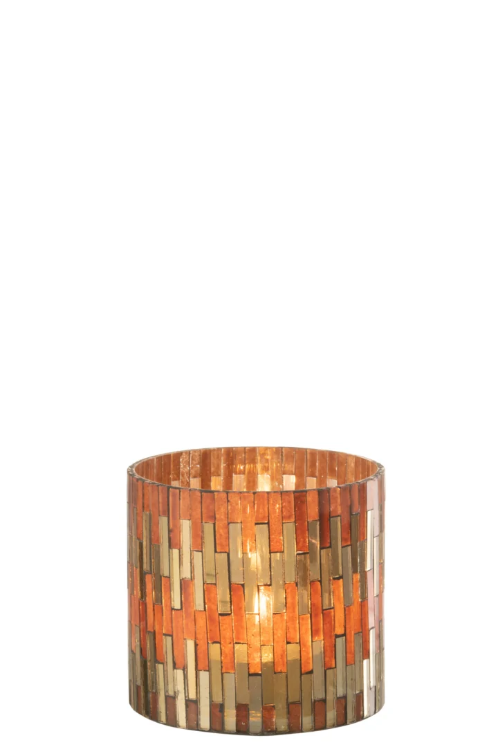 De Orkaan Chic Glas Bruin/Goud Medium is een cilindervormige kandelaar met een mozaïek van oranje, gouden en bruine glazen tegels die een warm, gloeiend licht uitstralen als er een kaars in brandt.