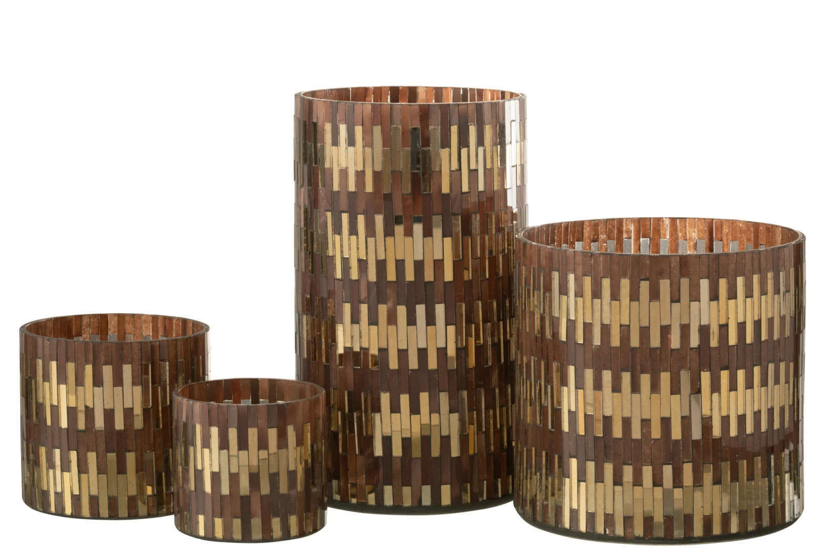 Vier Kaarsenhouder Orkaan Chic Glas Bruin Goud Groot kandelaars, elk van verschillende hoogte en versierd met verticale bruine en gouden metallic strepen, staan naast elkaar op een effen witte achtergrond.