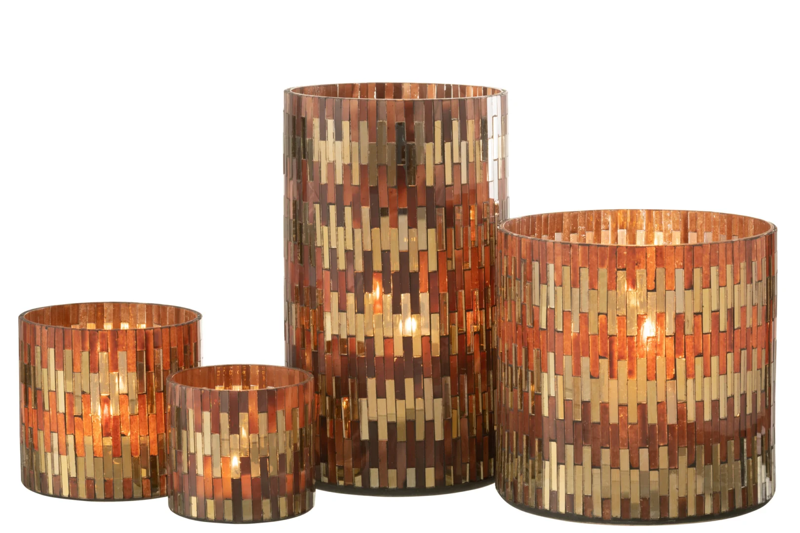 Vier Kaarsenhouder Orkaan Chic Glas Bruin Goud Groot kandelaars hebben een mozaïek van koperen en gouden rechthoeken, elk met een brandende kaars erin, gerangschikt van klein naar groot.