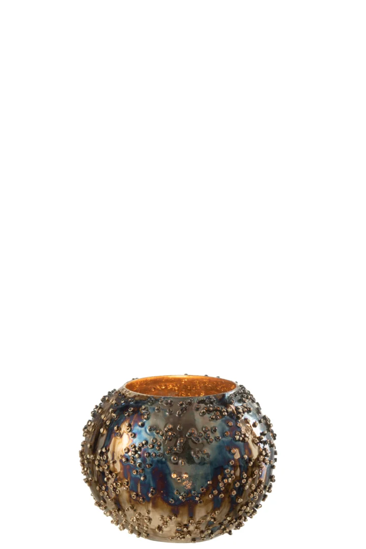 De Theelichthouder Lise Glas Bruin Goud Klein is een ronde metalen kandelaar met een gestructureerd kralenoppervlak en glanzende gouden, bronzen en blauwe tinten. De bovenste opening onthult een gouden binnenkant voor een elegante touch.