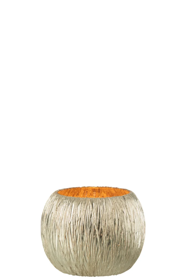 De Kaarsenhouder Hurricane Glas Zilver Klein is een kleine, ronde, zilverkleurige decoratieve kandelaar met een gestructureerd verticaal lijnenpatroon en een gouden binnenkant, weergegeven op een effen witte achtergrond.