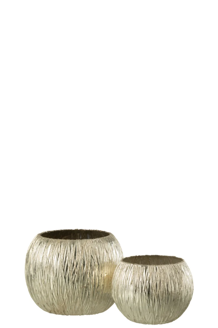 Een kleine, ronde kaarsenhouder van gestructureerd zilverglas (Kaarsenhouder Hurricane Glas Zilver Klein) met een geribbeld patroon, afgebeeld op een witte achtergrond.