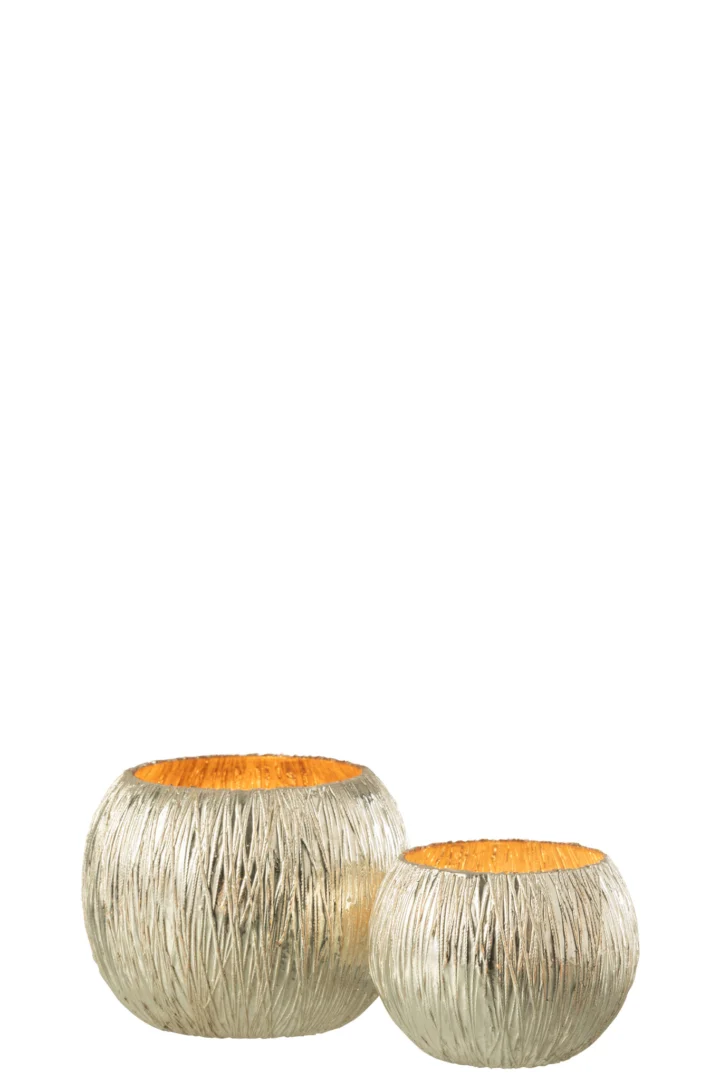 De Kaarsenhouder Hurricane Glas Zilver Klein, een kleine ronde kandelaar met zilveren textuur en een gouden binnenkant, staat naast een grotere bijpassende schaal op een witte achtergrond.