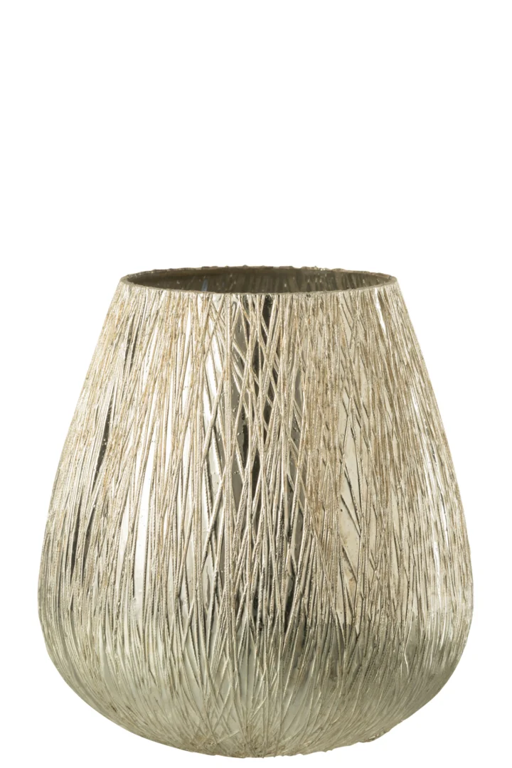 De Hurricane Glas Zilver Middel is een metalen vaas met een brede basis, smalle opening en een gestructureerd oppervlak van kriskras lijnen voor een geweven look. De vaas heeft een glanzende zilvergouden afwerking.