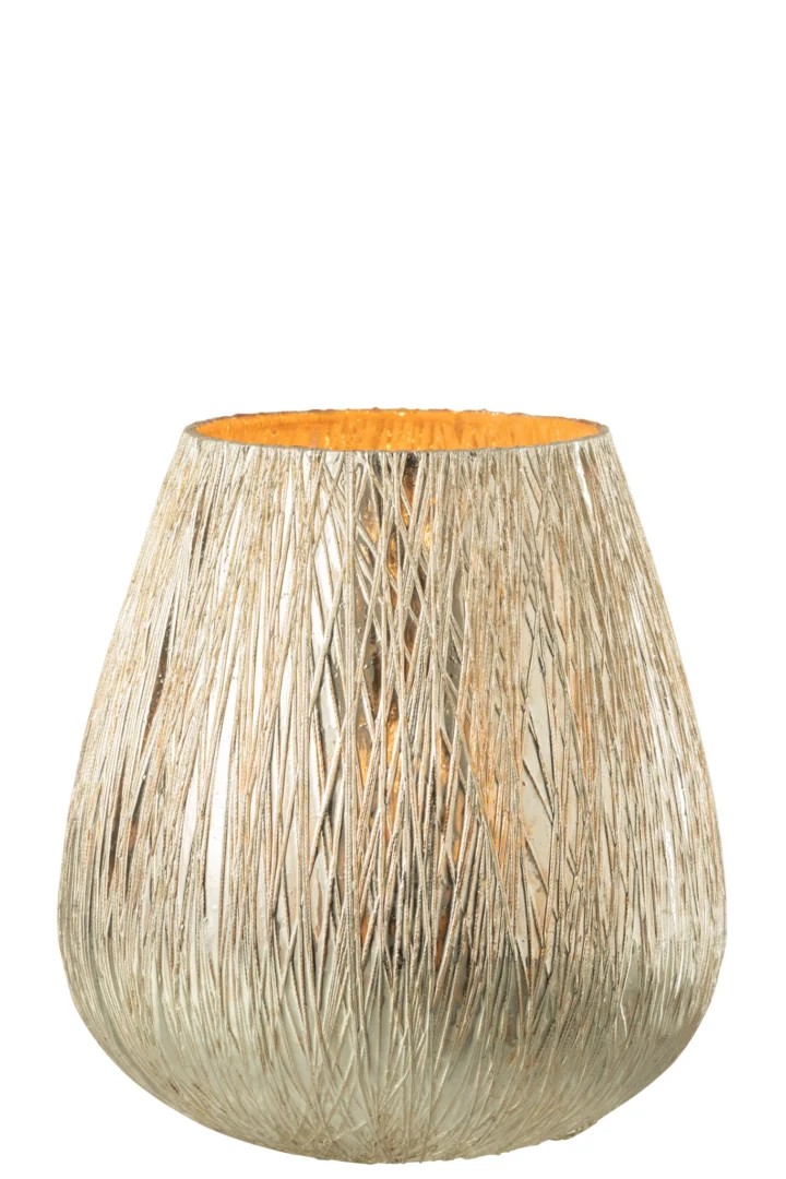 De Hurricane Glas Zilver Middel is een ronde, metalen lantaarn met een geweven kriskras ontwerp en een gouden binnenkant, gemaakt om het licht mooi vast te houden en te verspreiden.