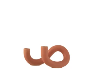 De Kaarsenhouder Torsion Keramiek Oranje 2 Kaarsen is een moderne, sculpturale terracotta kandelaar met een gedraaide vorm en twee open uiteinden, tegen een effen witte achtergrond.