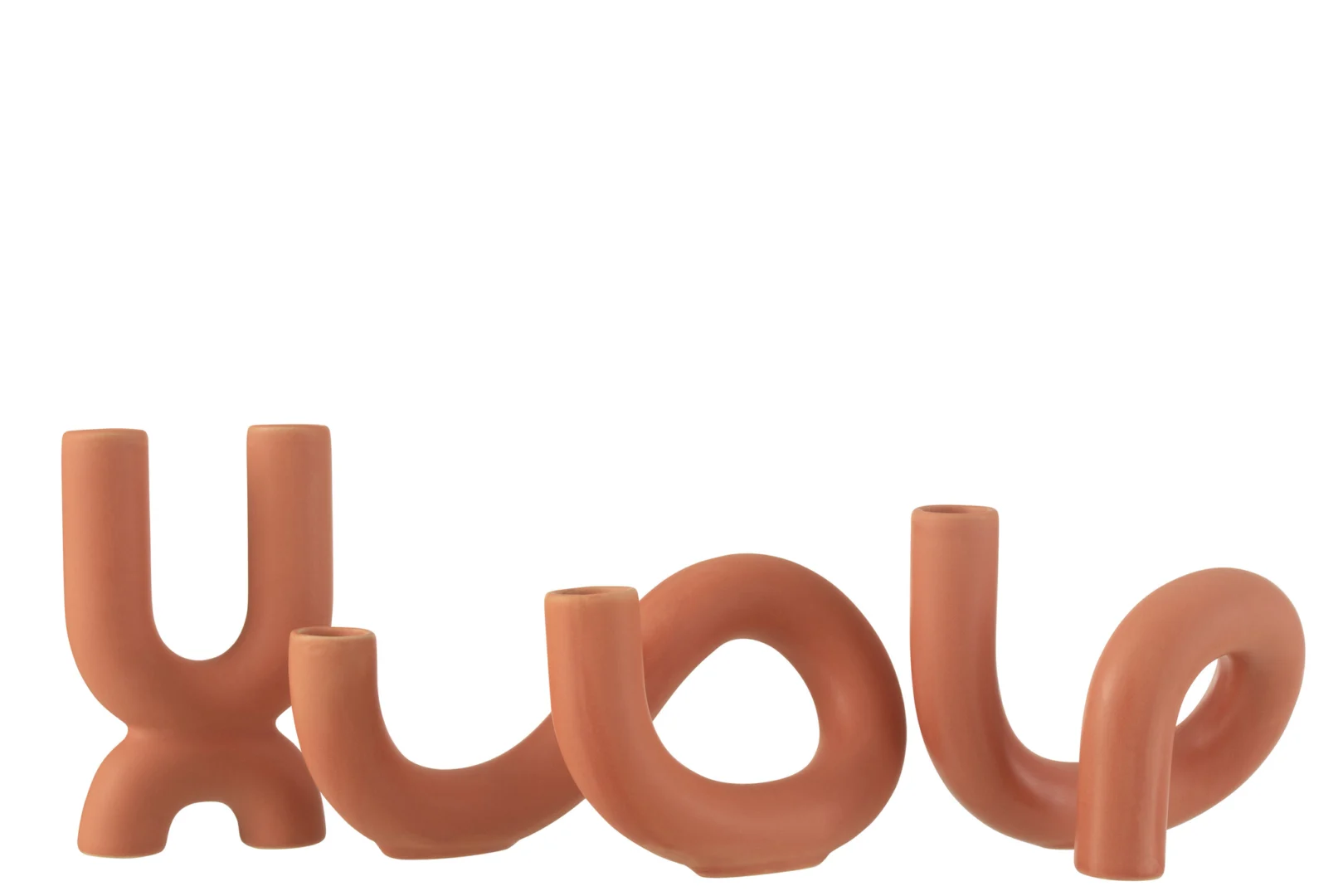 Twee abstracte, terracotta-oranje Kaarsenhouder Torsion Keramiek kandelaars, elk ontworpen voor twee kaarsen met gebogen buisvormen, staan naast elkaar tegen een witte achtergrond.