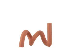 De Kaarsenhouder Twist Keramiek Oranje is een terracottakleurige kandelaar van keramiek met een unieke golvende, gedraaide vorm, met een gebogen zigzagvormig lichaam en een open bovenkant aan één uiteinde; afgebeeld tegen een effen witte achtergrond.