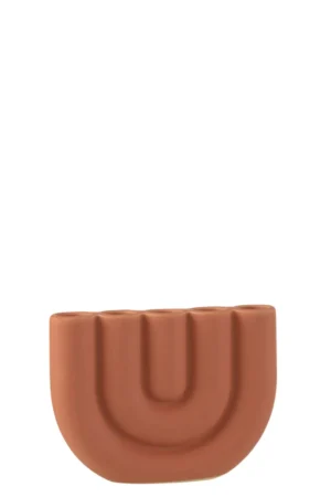 De Kaarsenhouder Boog Keramiek 5 Kaarsen Oranje is een matte, terracotta-oranje kandelaar van keramiek met een ronde basis en een U-vormig geometrisch ontwerp in reliëf, afgebeeld tegen een witte achtergrond.