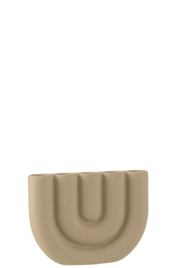 De Kaarsenhouder Boog 5-Kaars Keramiek Beige is een beige kaarsenhouder van keramiek met een matte afwerking, voorzien van een uniek U-vormig en geribbeld ontwerp aan de voorkant, afgebeeld op een effen witte achtergrond.