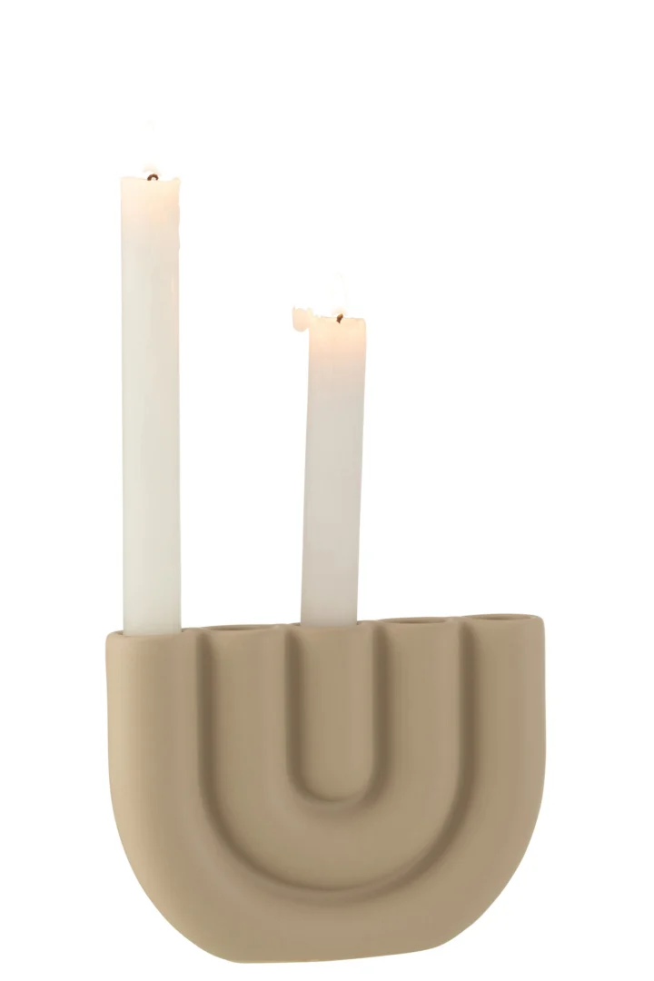 De Kaarsenhouder Boog 5-Kaars Keramiek Beige is een moderne, beige U-vormige kandelaar afgebeeld met twee wit brandende kaarsen van verschillende hoogte tegen een witte achtergrond.