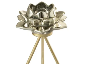 Een kleine grijze glazen lotusvormige theelichthouder op een driepotige gouden standaard, geïsoleerd op een witte achtergrond. Productnaam: Theelichthouder Op Voet Bloem Glas Grijs Klein.