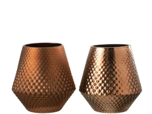 Theelichthouder Cari Glas Koper Medium heeft een metallic, bronskleurige afwerking met geometrische textuur; naast elkaar afgebeeld op wit, heeft de ene een matte uitstraling terwijl de andere glanzender is.