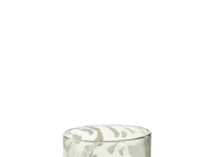 De Kaarsenhouder Orkaan Dot Glas Grijs Wit Klein is een kleine, heldere glazen beker met een ronde vorm en een geëtst wit bloemen- en bladpatroon rond de buitenkant.