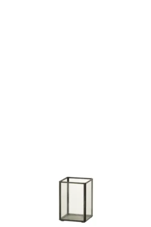 De Kaarsenhouder Glas Metaal Zwart Klein is een kleine, transparante glazen kandelaar met een vierkant zwart metalen frame, geplaatst op een effen witte achtergrond.