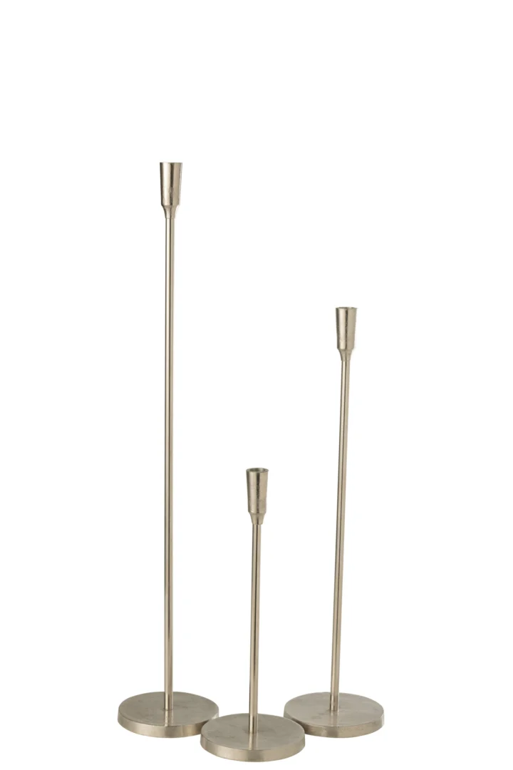 De Kandelaar Metaal Zilver Groot is een slanke, metalen kandelaar met een ronde voet en een minimalistisch ontwerp, hier afgebeeld naast twee soortgelijke houders van verschillende hoogte tegen een effen witte achtergrond.