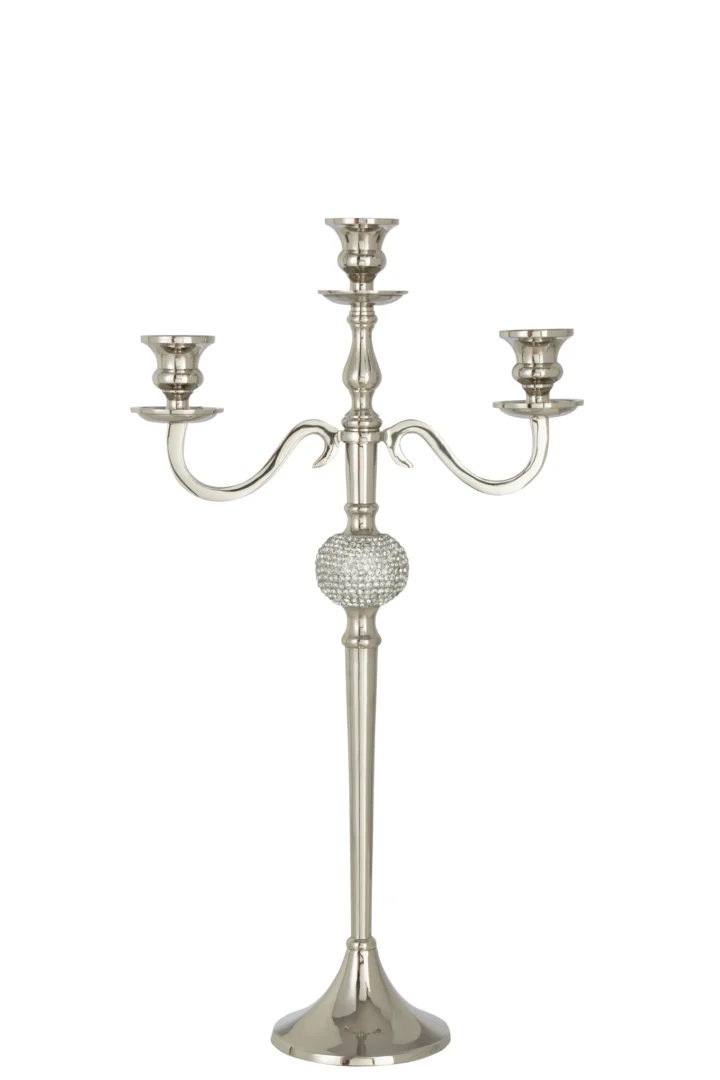De Kandelaar Op Voet Diamant Bol Aluminium Zilver is een zilveren drie-armige kandelaar met een centraal, rond, met kristallen bezet detail en wordt weergegeven tegen een effen witte achtergrond.