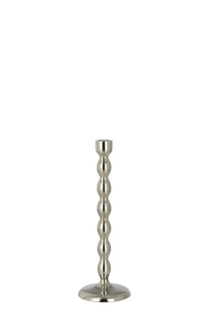 De Kaarsenhouder Bol Aluminium Zilver Klein is een kleine kandelaar van zilverkleurig metaal met een ronde voet en een golvende, belachtige steel tegen een effen witte achtergrond.