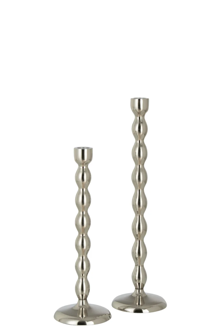 De Kandelaar Bol Aluminium Zilver Groot is een grote metallic zilveren kandelaar met een golvende, gestructureerde steel en ronde voet, afgebeeld op een effen witte achtergrond.