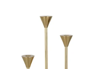 De Kaarsenhouder Emma Aluminium Goud Glanzend Set 3 heeft drie glanzend gouden kandelaars van verschillende hoogtes, elk met een cilindrische basis en taps toelopende top, naast elkaar op een effen witte achtergrond.