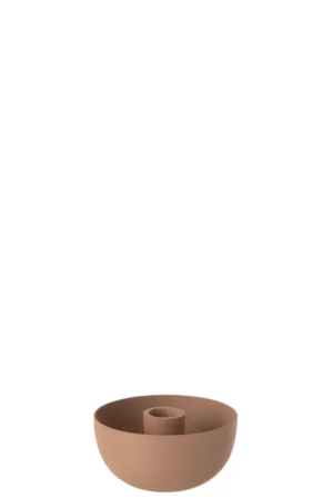 De Kaarsenhouder Schaal IJzer Oud Roze Klein is een matte, oudroze ijzeren schaal met een centraal cilindrisch gedeelte in een minimalistisch modern ontwerp, afgebeeld tegen een effen witte achtergrond.