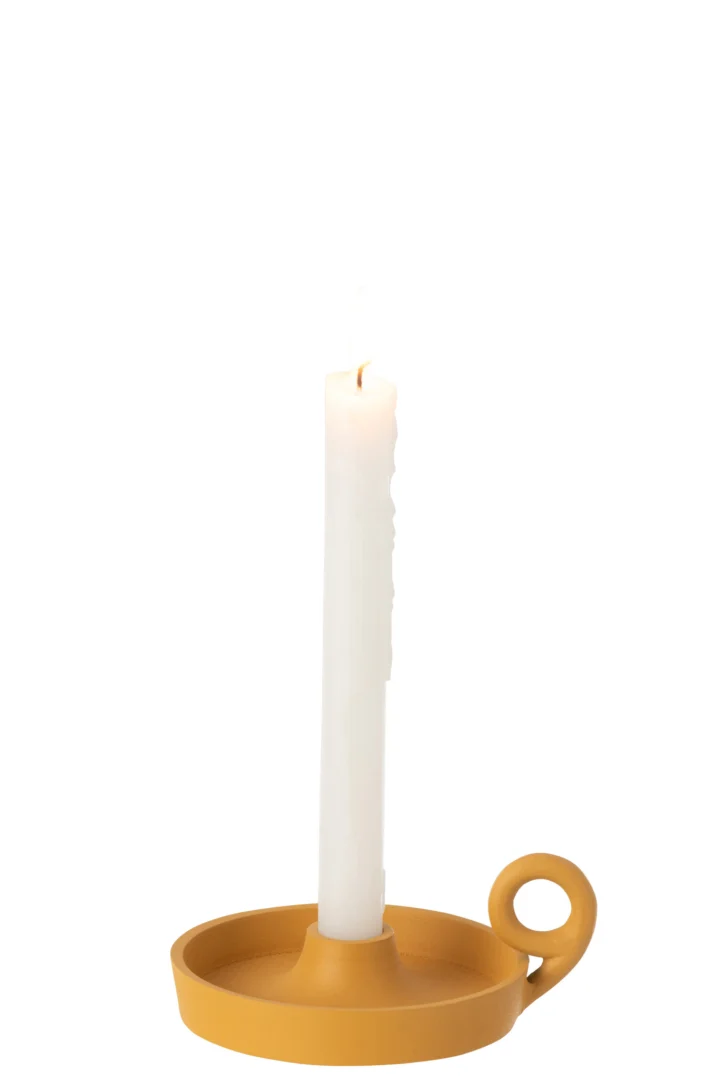 Een brandende witte kaars staat rechtop in de Kaarsenhouder Schaal Rond Aluminium Oker, een ronde gele kandelaar met een klein handvat, tegen een effen witte achtergrond.