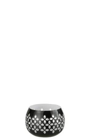 Theelichthouder Geperforeerd IJzer Zwart is een ronde kandelaar van zwart metaal met een witte binnenkant en een overlappend cirkelvormig uitgesneden patroon dat licht doorlaat.