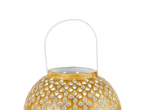 De Kaarsenhouder Lantaarnbal Geperforeerd IJzer Oker is een ronde, gouden lantaarn met uitsparingen in bloemmotief en een wit handvat, waardoor het licht door de decoratieve openingen schijnt.