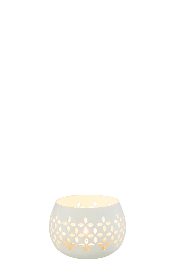 Theelichthouder Geperforeerd IJzer Wit: een ronde witte kandelaar met een uitgesneden bloemenpatroon, zacht oplichtend door het licht binnenin, tegen een effen witte achtergrond.