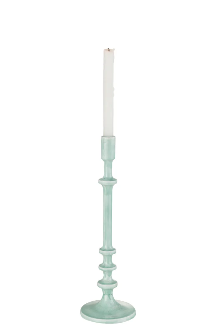 Een klassieke blauwe aluminium kandelaar (Kaarsenhouder Klassiek Aluminium Blauw L) met een witte, gedeeltelijk opgebrande kaars die rechtop staat tegen een effen witte achtergrond.