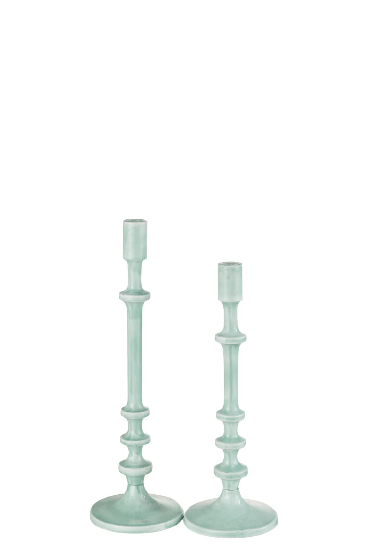 Een Kaarsenhouder Klassiek Aluminium Blauw L met een ronde voet en decoratieve steel staat tegen een witte achtergrond.
