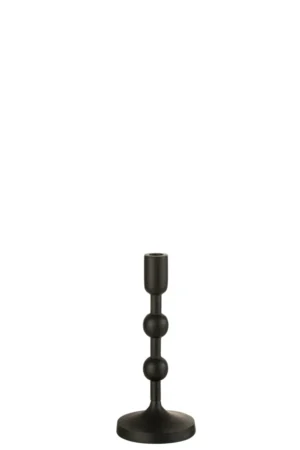 De Kaarsenhouder Ballen Aluminium Zwart Groot is een moderne zwart metalen kandelaar met een ronde voet en drie gestapelde bolvormige accenten, afgebeeld tegen een effen witte achtergrond.